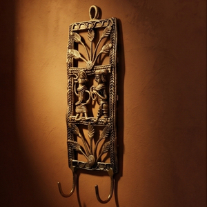Crochet mural en laiton Dhokra de style antique, motif couple tribal, artisanat indien, art populaire décoratif, pour l'exportation - Product Image 3