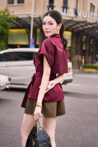 เสื้อโค้ทเทรนช์ผ้าทวิลล์สีเบอร์กันดีสำหรับผู้หญิง พร้อมเข็มขัดผ้าแบบถอดได้ คอสูง แขนสั้น เหมาะสำหรับฤดูใบไม้ร่วงและฤดูหนาว รุ่น ETHAN - Product Image 3