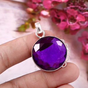 Collier pendentif goutte d'eau en argent allemand et zircon violet, bijou vintage élégant plaqué argent, cadeau raffiné pour femme - Product Image 1
