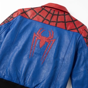 Blouson de moto en cuir personnalisé motif toile d'araignée, rouge et bleu, avec logo araignée brodé, OEM, streetwear sur mesure - Product Image 3
