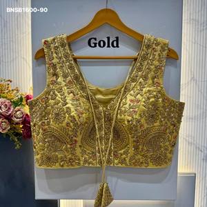 เสื้อเบลาส์คอวีบุผ้าซิลค์อิตาลีเนื้อนุ่มสีสันสวยงาม ตกแต่งด้วยงานปักลูกปัดและลายปักแบบ Tricot พร้อมงานประดับด้วยเชือกและลูกปัด ราคาขายส่ง - Product Image 2