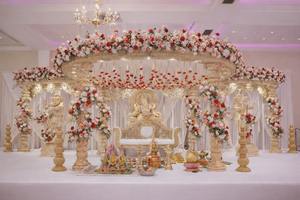 Diseño de Mandap de Boda Magnífico y Opulento, Tema Dorado, Mandap Jodha Akbar, Mandapam de Boda Personalizado, EE. UU. - Product Image 4
