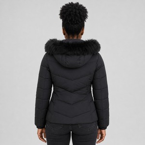 Chaqueta acolchada de plumón para mujer, diseño OEM personalizado, color blanco, con capucha de piel sintética, cierre completo y acolchado, ideal para el invierno. - Product Image 5
