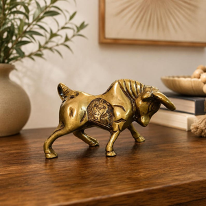 Figura de Toro de Latón Hecha a Mano, Escultura de Toro en Movimiento, Estatua de Animal Metálica Detallada, Elegante Decoración de Animales Salvajes para el Hogar, Adorno de Mesa - Product Image 2