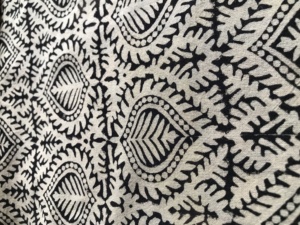 ผ้าฝ้ายพิมพ์ลายบล็อกสีดำ ลายใบไม้เรขาคณิตบนพื้นผ้าสีธรรมชาติ |   ตลาดขายส่งเจียปุร์ - Product Image 3