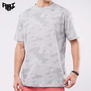 Camiseta de Moda Masculina con Estampado de Camuflaje, 100% Algodón Poliéster, Corte Holgado Informal, Estilo Urbano, Fabricante OEM, Proveedor de Ropa - Product Image 1