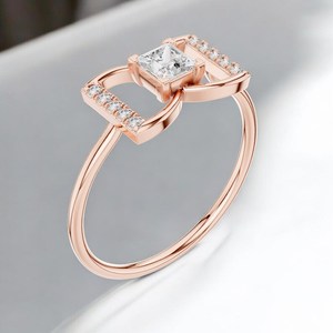 แหวนมอสซาไนต์ทรงเจ้าหญิง ดีไซน์โดดเด่น โรแมนติก สำหรับผู้หญิง เงินแท้ 925 ชุบทอง เหมาะเป็นของขวัญแทนคำมั่นสัญญาสำหรับคนรัก - Product Image 3