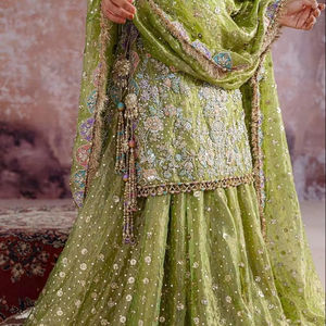 Vestido de novia pakistaní premium en rosa polvoriento y lavanda, lehenga choli nupcial escultural con hombros estructurados y acolchados. - Product Image 1