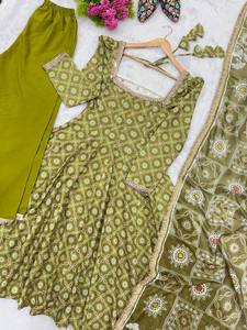 AARIKA TEXTILE – Ensemble Salwar Farshi pour femme, moderne et haut de gamme, en soie Chinon, avec broderie lourde et bordure en dentelle fantaisie, idéal pour les occasions traditionnelles et festives - Product Image 6