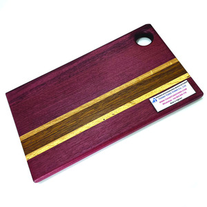 Planche à découper en bois violette avec motif incrusté de rayures dorées et trou pour accrocher, pour usage en cuisine - Product Image 2
