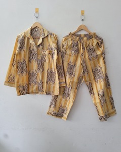 Ensemble de pyjama pour femmes en coton 100% doux à imprimé animal rose, col rabattu, manches longues, pour l'été et le printemps - Product Image 2