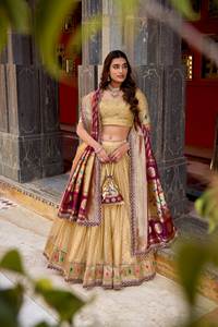 Ensemble de lehenga choli de style Banarasi Paithani exquis avec organza scintillant et sac Batwa de créateur - Product Image 2