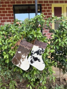 Sac cadeau de décoration de fête en cuir de vachette de créateur, bas de Noël repoussé à la main, arbre de Noël familial, cheminée - Product Image 5