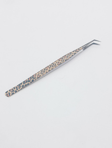 Pince à épiler incurvée pour sourcils avec pointe pointue, angle de 45 degrés, acier inoxydable léger avec revêtement en poudre, longueur 14 cm, écologique - Product Image 1