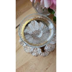 Hermosa tazón de servir de vidrio y latón que crea una presentación lujosa para incluso los platos más sencillos. - Product Image 2