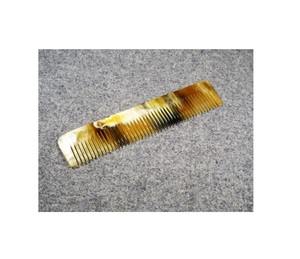 Accesorio de moda sostenible: peine de cuerno de búfalo natural para un peinado elegante y masaje del cuero cabelludo - Product Image 1