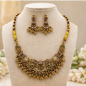 Ensemble de collier choker Kundan en argent massif traditionnel avec pierres multicolores, perles en forme de pièces de monnaie et boucles d'oreilles assorties - Product Image 6