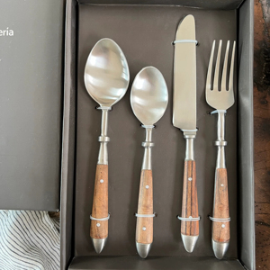 Juego de Cubiertos Modernos de Acero Inoxidable con Mango de Madera, Juego de Cuchara, Tenedor y Cuchillo, Colección de Vajilla Elegante y Duradera - Product Image 1