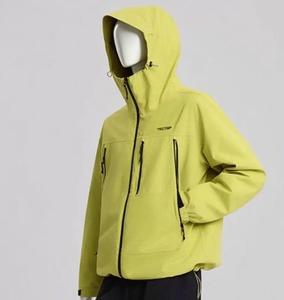 Veste de pluie à capuche unisexe imperméable -Tex 10,000 mm coupe-vent softshell écologique pour la randonnée en plein air, le camping et le trekking - Product Image 3
