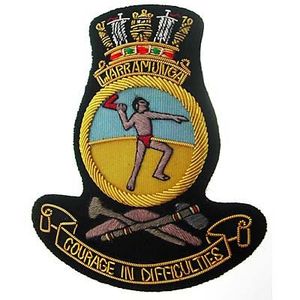 Écusson/Badge de luxe fait main en fil de bullion, motif crête de Warramunga, avec le motto « Courage en Difficultés » - Product Image 2