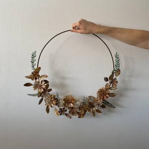 Corona Floral Rústica de Metal Hecha a Mano, Flores Decorativas Redondas, Sin Iluminación, Paquete Individual - Product Image 1