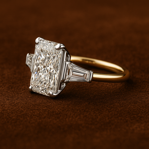 Anillo de Compromiso con Tres Diamantes Cultivados en Laboratorio con Corte Radiante Certificado por IGI, con Diamantes Laterales Cónicos en Oro Sólido de 14K, Venta al Por Mayor - Product Image 3