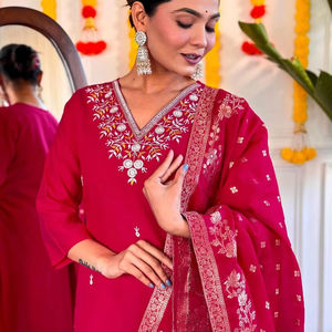 À la mode couleur rouge léger col en V broderie Diwali & Holi spécial Viscose chanderi soie fantaisie Kurti & Pent avec ensemble Dupatta - Product Image 2