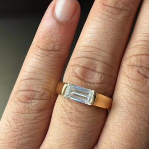 แหวนเพชรทรงบาแก็ตต์ทอง 14K ดีไซน์หรูหรา ประดับเพชรแล็บโกรว์ แหวนหมั้นแบบมินิมอล แหวนเพชรแท้รับรองคุณภาพ ของขวัญเครื่องประดับชั้นดี - Product Image 1