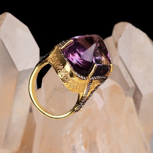 Bague Cocktail en Argent Sterling 925 Plaqué Or Jaune avec Cabochon d'Améthyste Naturelle et Halo de Diamants, Vente en Gros, Memoria Jewels - Product Image 3