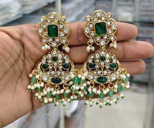Boucles d'oreilles pendantes Kundan Jhumka et Maang Tikka traditionnelles ethniques de haute qualité en alliage de zinc plaqué or avec zircon et imitation perle taille ovale - Product Image 4