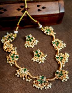 Conjunto de Joyería Étnica India con Piedras Verdes y Perlas, Collar de Novia Chapado en Oro con Pendientes Jhumka, Conjunto de Joyería Tradicional para Fiestas - Product Image 2