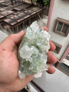 Cristal de Cuarzo Verde Natural Tallado en Forma de Racimo |   Piedra Mineral Curativa Premium para Decoración Navideña - Product Image 1