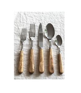 Ensemble de couverts en métal au charme rustique et chaleureux avec manche en bois, parfait pour des dîners confortables et une décoration invitante. - Product Image 1