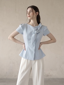 Blusa Elegante Azul Cielo para Mujer, Diseño Asimétrico con Peplum y Detalle de Pañuelo con Nudo Fijo, Diseño Personalizado para Oficina, Marca ELIORA, ODM OEM - Product Image 2