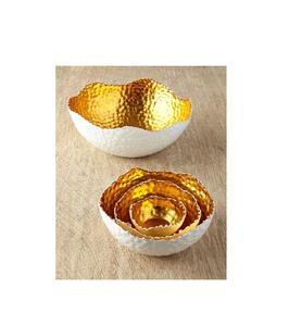 Elegante tazón de metal para chocolate con detalles elaborados para servir dulces con una presentación grandiosa - Product Image 1