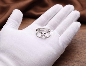 Bague trèfle à quatre feuilles plaquée or 18 carats, minimaliste, en forme de feuille d'or, bande ouverte, délicate, motif fleur, cadeau pour elle - Product Image 1