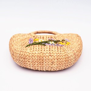 Bolso de Jacinto de Agua Tejido en Forma de Media Luna con Asa de Ratán – Flores Bordadas a Mano con Cinta de Alta Calidad - Product Image 5