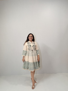 Vestido midi escalonado con estampado floral en color crema y verde salvia para mujer, con corpiño bordado, lazo con borlas y manga tres cuartos - Product Image 4