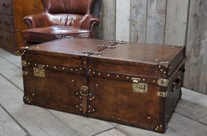 Table basse vintage en bois de manguier, coffre de rangement en cuir buff, clouté laiton, fait main, mobilier de salon - Product Image 4