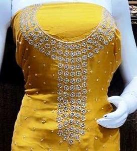 Costume en soie brodé à la main, non cousu, de créateur moderne pour femmes, tenue traditionnelle indienne pour les fêtes - Product Image 2