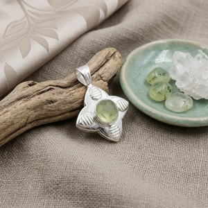 Collar con Colgante Geométrico de Prehnita Hecho a Mano, con Cuerda Plateada, Acabado Mate Satinado, Sin Níquel, Joyería de Latón, Estilo Bohemio - Product Image 1