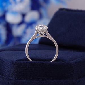 Anillo de compromiso solitario con diamante de laboratorio de corte portugués redondo de 2 quilates, certificado IGI, oro blanco de 14k, engaste tipo catedral. - Product Image 5