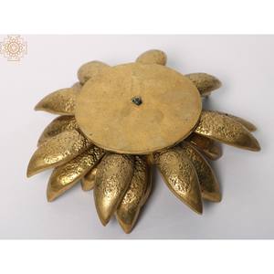 Lanterne à bougie en métal de conception de lotus en laiton de 6 pouces faite à la main avec la caractéristique d'article de décor à la maison - Product Image 4