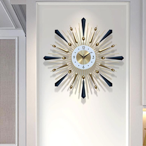 Horloge murale à feuilles d'automne multicolores avec élégantes sphères dorées. D'inspiration naturelle, disponible à prix de gros. - Product Image 3