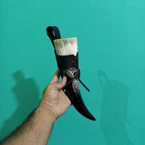 Mug en corne de Viking poli à la main avec étui en cuir, vaisselle haut de gamme au meilleur prix - Product Image 1