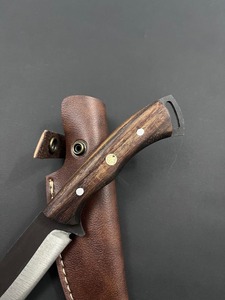 Cuchillo de caza hecho a mano con hoja fija de acero inoxidable tipo Drop Point, mango de madera, grosor de hoja de 0.6 mm, funda de cuero marrón. - Product Image 5