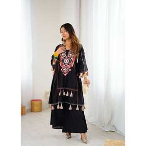 Ensemble coordonné de créateur en tissu mousseline 100% coton avec broderie et travail de sequins, tenue élégante coordonnée - Product Image 5