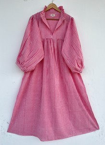 Robe longue en coton rayée rose et blanche pour femme, col à volants, manches longues bouffantes, coupe ample, style bohème, légère, idéale pour les vacances - Product Image 1