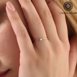 Bague de fiançailles en argent plaqué or avec moissanite taille coussin et sertissage à griffes, bijoux minimalistes pour femme Charm Jewells - Product Image 3