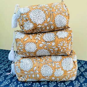 Ensemble de trousses de toilette et de maquillage vintage personnalisables en coton écologique, imprimées à la main, avec 3 grandes pochettes de voyage étanches à fermeture éclair - Product Image 1